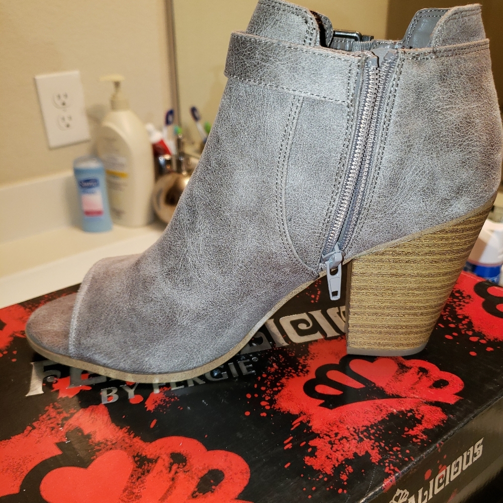 Shoes - Picture 2 of 3